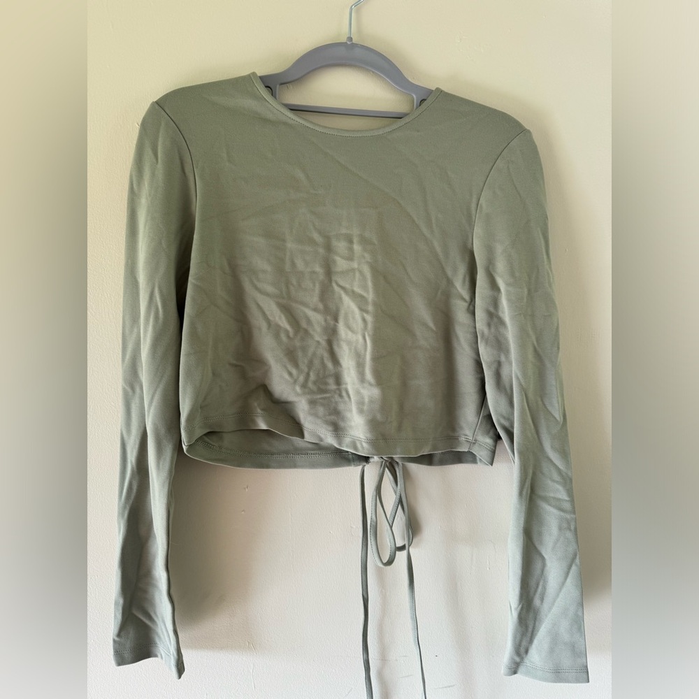 SOLD! NWT, tie back crop top